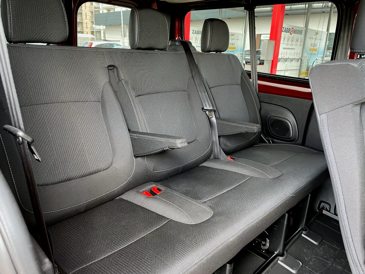 13-Renault Trafic 9 osób-Lublin-wynajem-busa-9 osób-Lublin-wynajem-busa-Lublin (2)