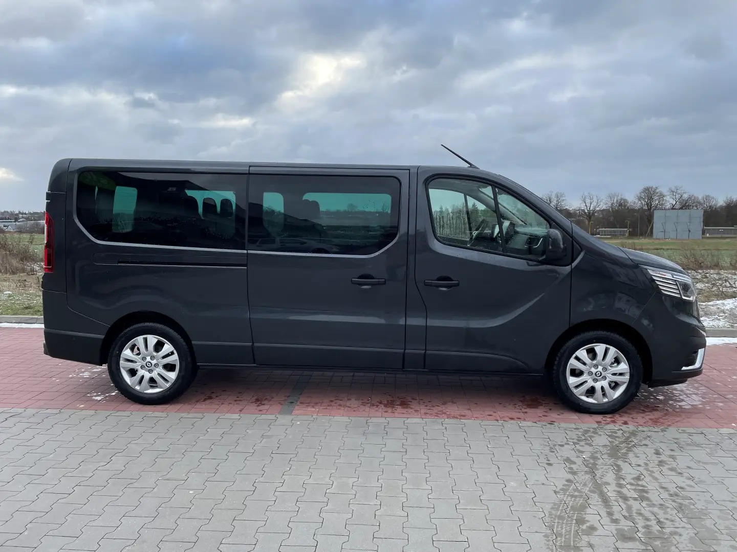 wynajem busa 9 osób Lublin-wynajem busa Lublin-wynajem busa 9 osób-Renault Trafic 9 Osób Long L2H1 2023-Auta Łukasza Lublin (4)